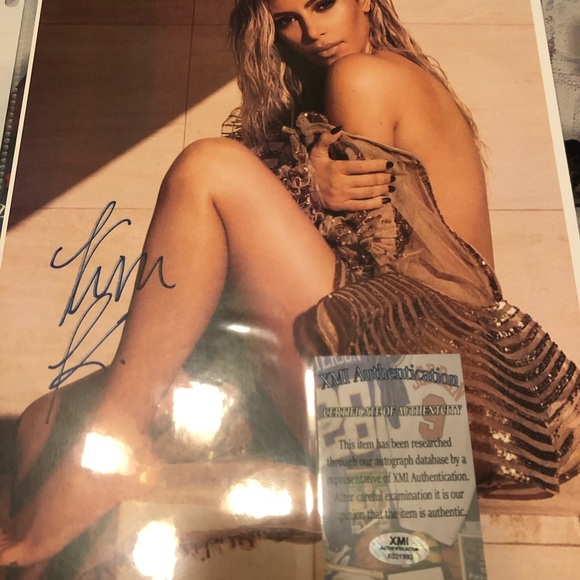 Kim kardashian signed with COA 🖊 - Picture 2 of 3